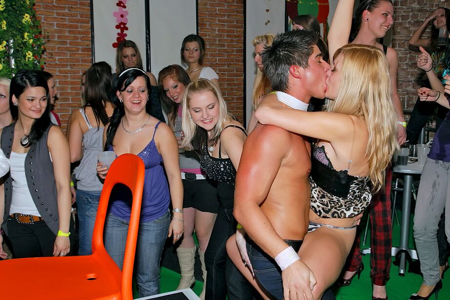 16P Chicas amateurs cachondas emborrachándose y besándose con strippers masculinos