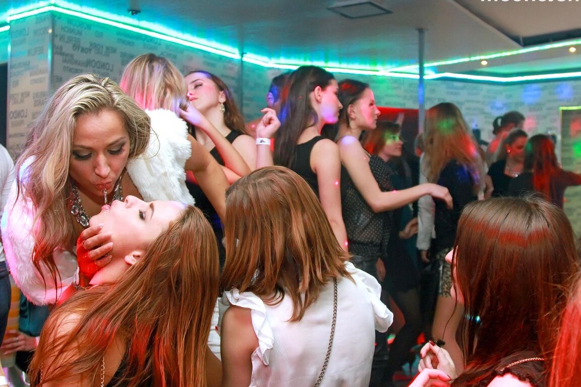 15P Party Girls ont des relations sexuelles avec des hommes et des femmes dans un club
