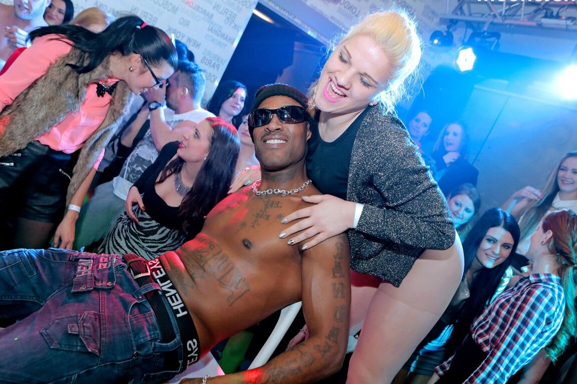 As garotas do 15P Club expõem seus seios para brincadeiras lésbicas diante de strippers masculinos