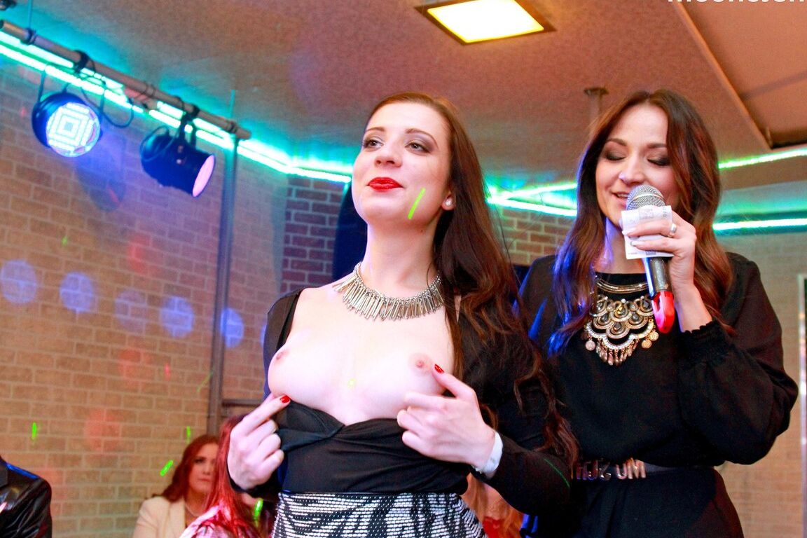 As garotas do 15P Club expõem seus seios para brincadeiras lésbicas diante de strippers masculinos