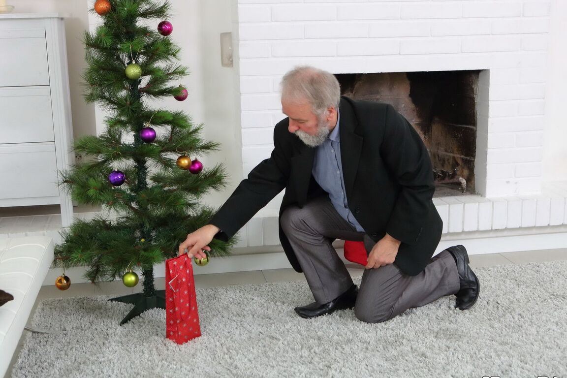 16P 若く見える赤毛のラベンタがクリスマスツリーのそばで高齢者とセックスする