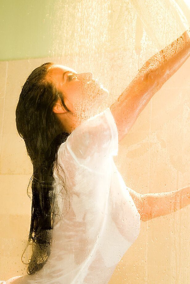 17P Brünettes Babe mit großen Titten Nancy Erminia stellt ihren Körper unter der Dusche zur Schau