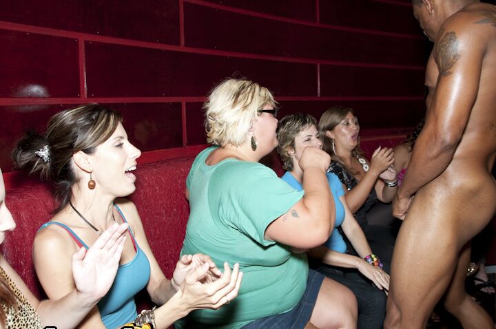 16P Fiesta interracial vestida con chicas cachondas y strippers sexys