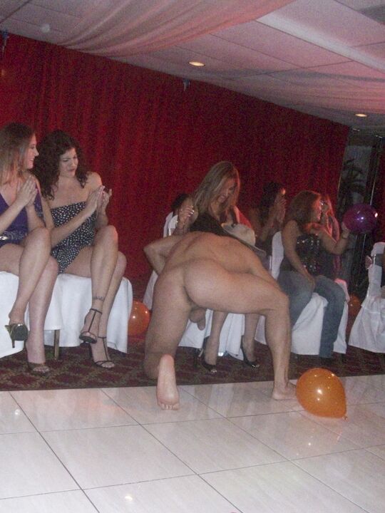 Auf der 16P CFNM-Party gibt es bekleidete Babes, die Handjobs und Blowjobs machen