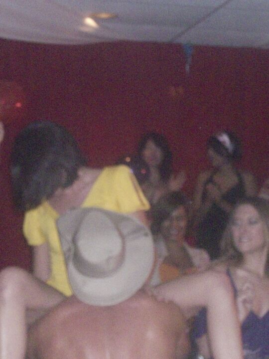 Auf der 16P CFNM-Party gibt es bekleidete Babes, die Handjobs und Blowjobs machen