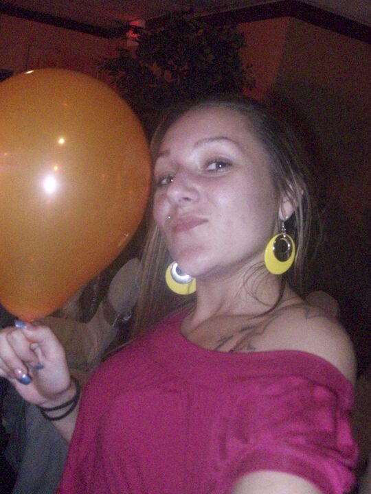 Auf der 16P CFNM-Party gibt es bekleidete Babes, die Handjobs und Blowjobs machen