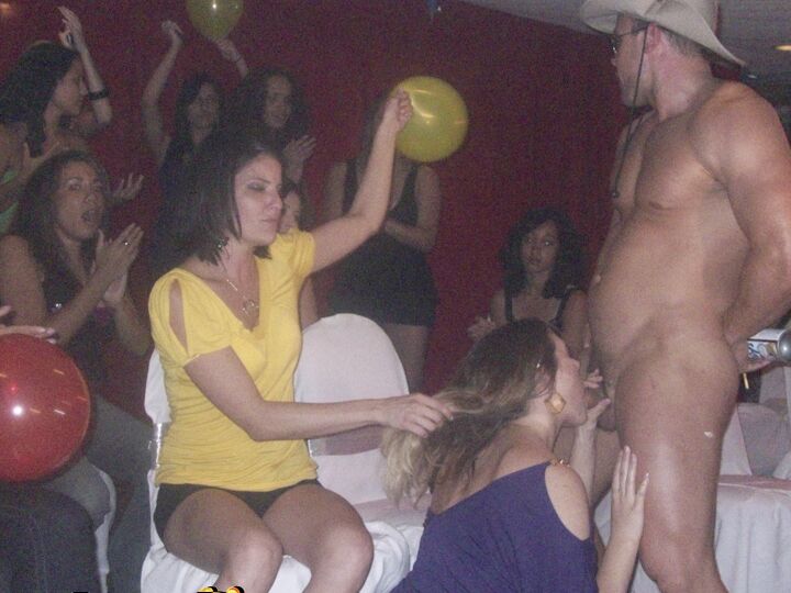 Auf der 16P CFNM-Party gibt es bekleidete Babes, die Handjobs und Blowjobs machen