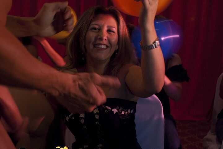 Auf der 16P CFNM-Party gibt es bekleidete Babes, die Handjobs und Blowjobs machen
