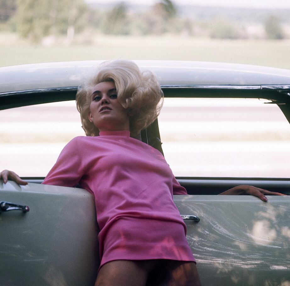 12P Homens do Exército ficam satisfeitos com uma mulher com penteado vintage depois de consertar seu carro