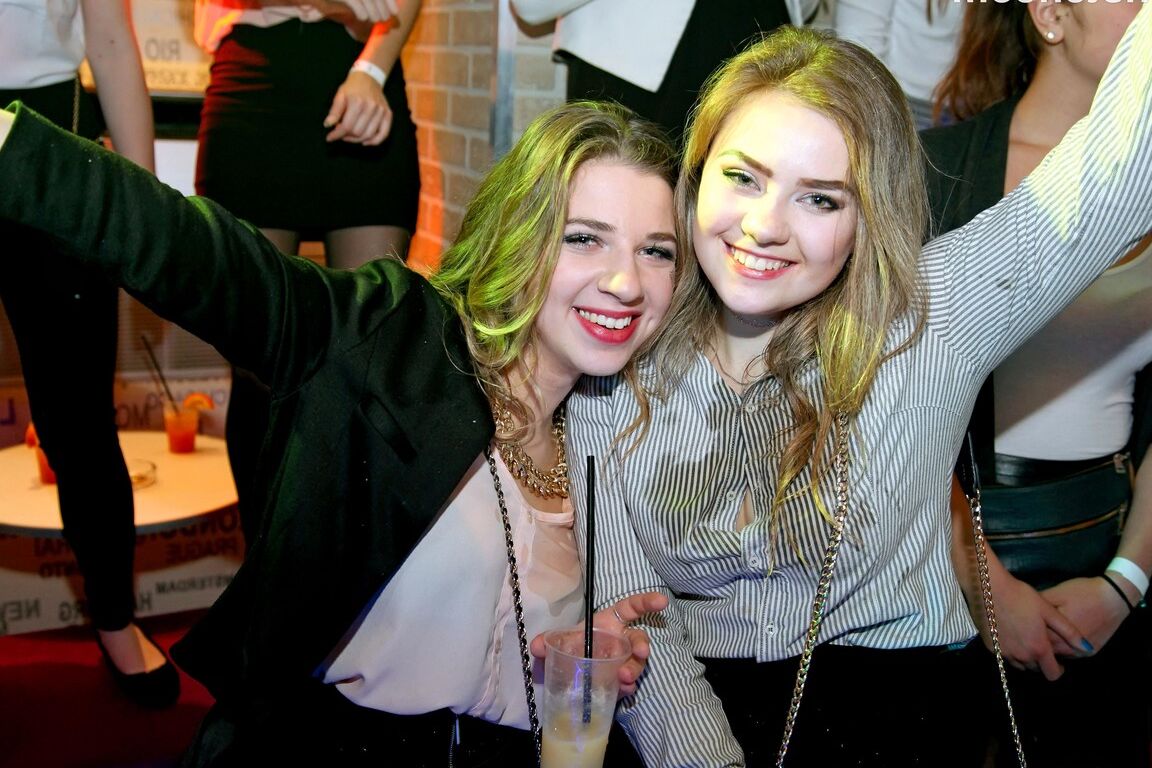 15P Garotas bêbadas brincam com outras mulheres quando não estão chupando pau