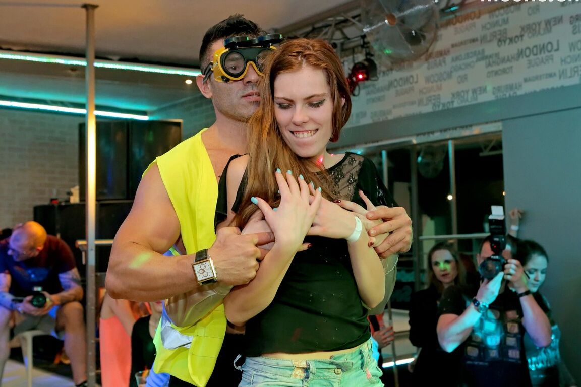 15P Garotas bêbadas brincam com outras mulheres quando não estão chupando pau