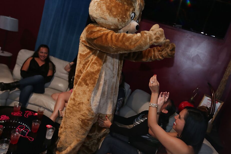 16P Chicas fiesteras dando mamadas descuidadas a strippers masculinos desnudos