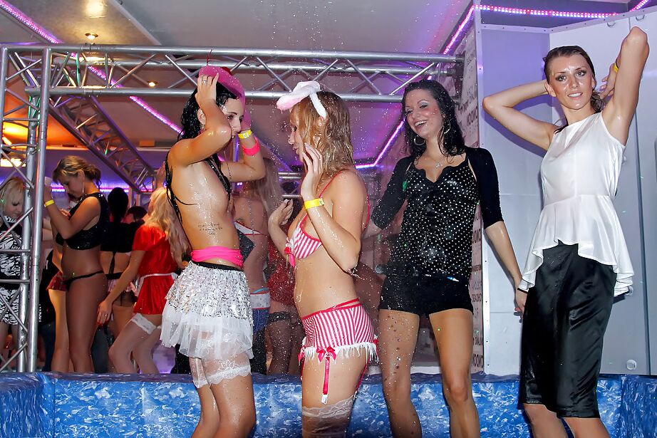 16P Zorras lascivas explorando los placeres lésbicos en una fiesta de sexo salvaje
