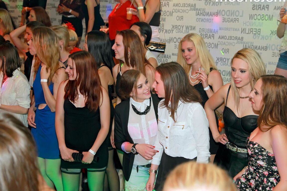 15P Chicas borrachas chupan las pollas de strippers entre besos lésbicos