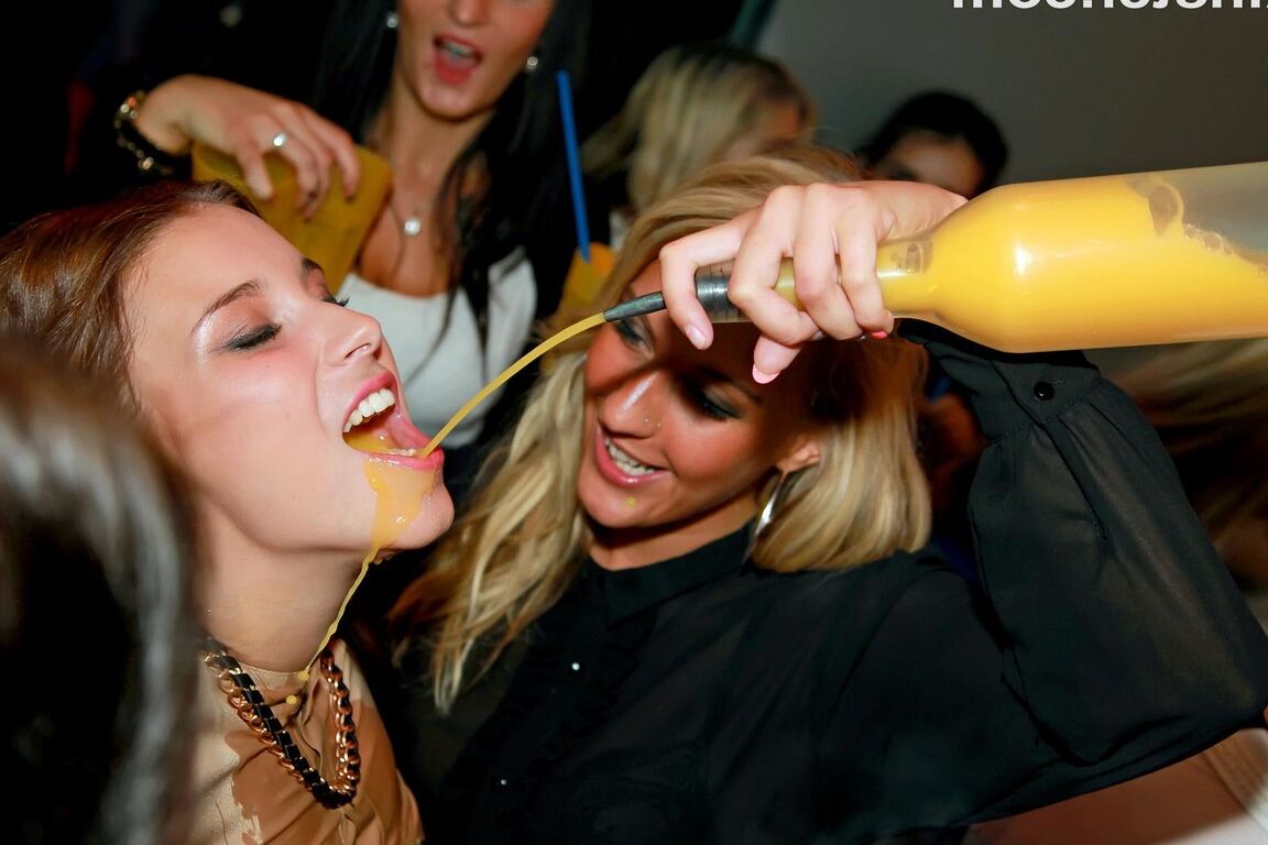 15P Chicas borrachas chupan las pollas de strippers entre besos lésbicos