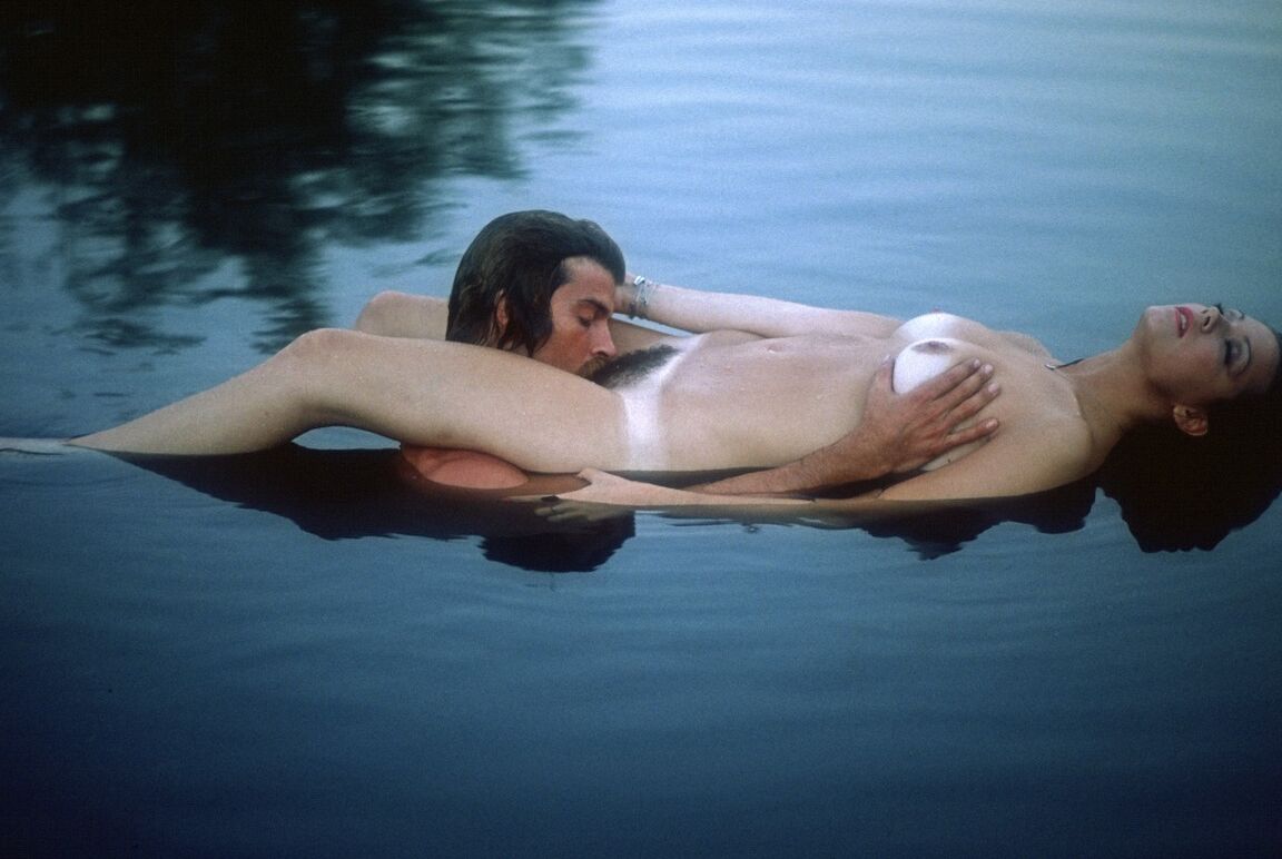 16P Lady Susanne Saxon tendo sua vagina super peluda lambida na natureza
