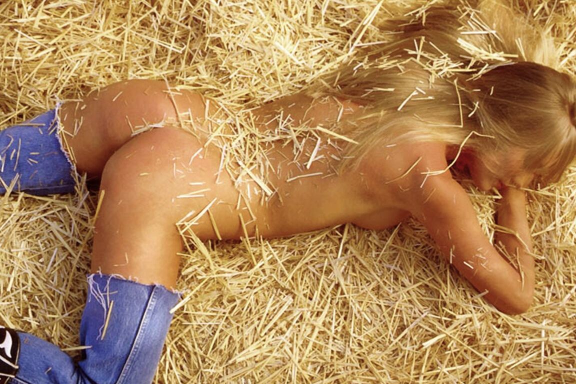 20P La dulce nena con un bonito trasero Jean Carew posa con atuendos calientes en el rancho de caballos