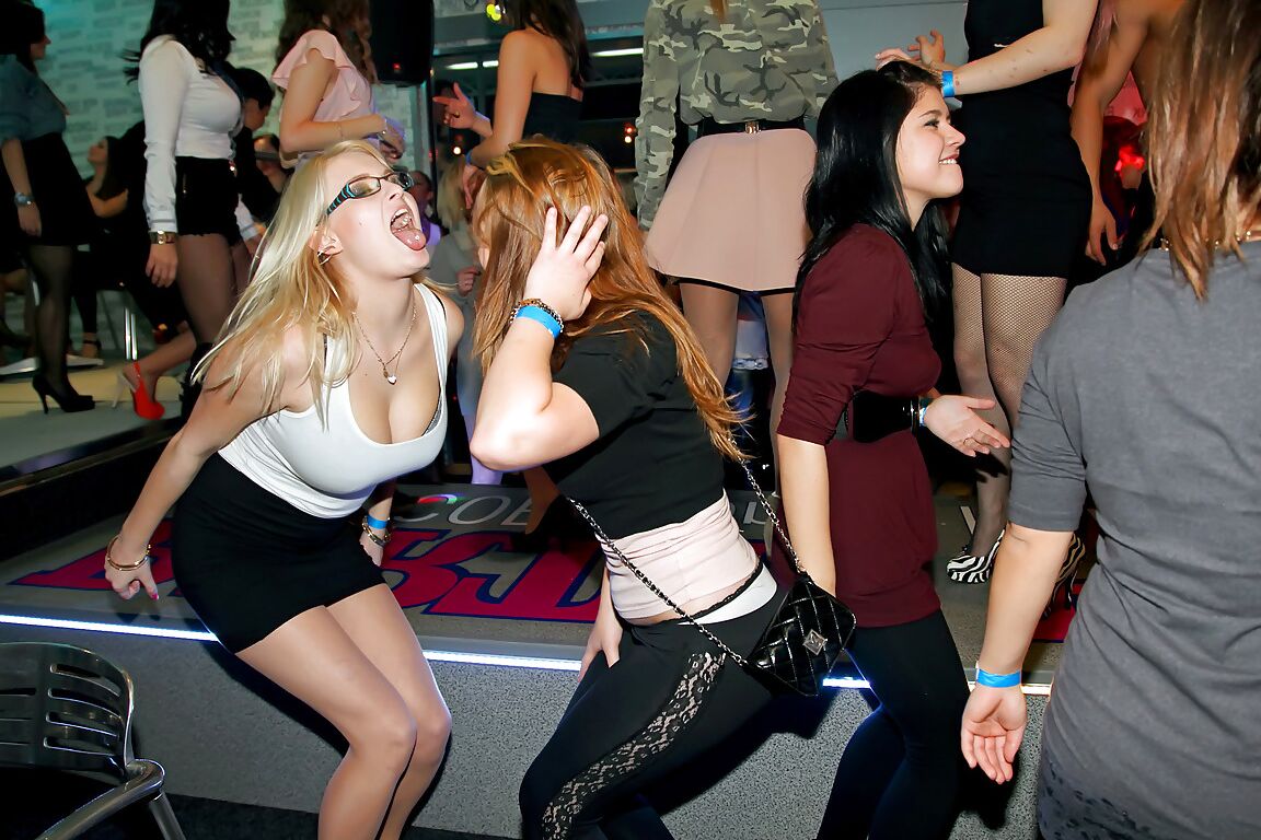 15P Gostosas vestidas de shorts chupando pau grande na festa interracial CFNM