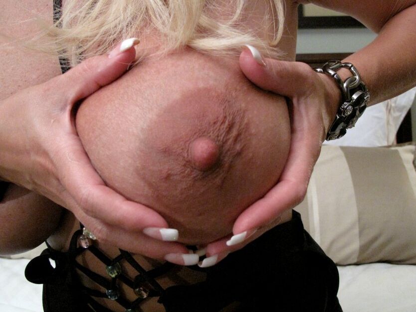 16P Esposa madura deja que sus grandes tetas salgan de su traje sexy
