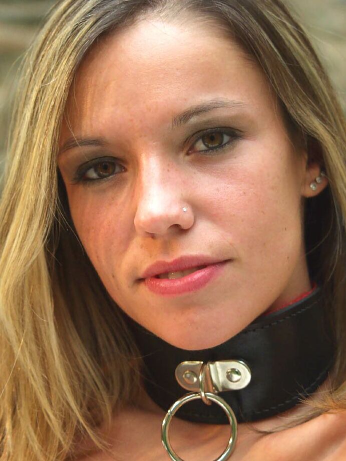 10P Esclave blonde aux gros seins seins nus dans le col