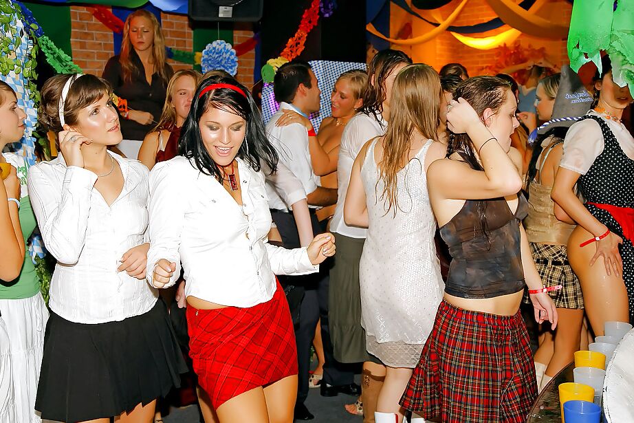 16P Safadas MILFs se divertem com sexo hardcore na festa do clube molhado