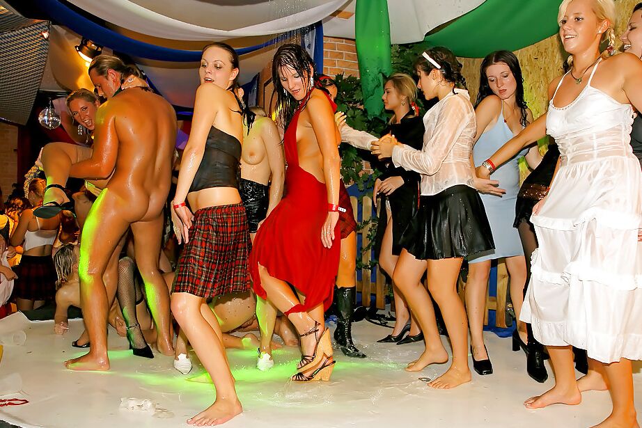 16P Safadas MILFs se divertem com sexo hardcore na festa do clube molhado