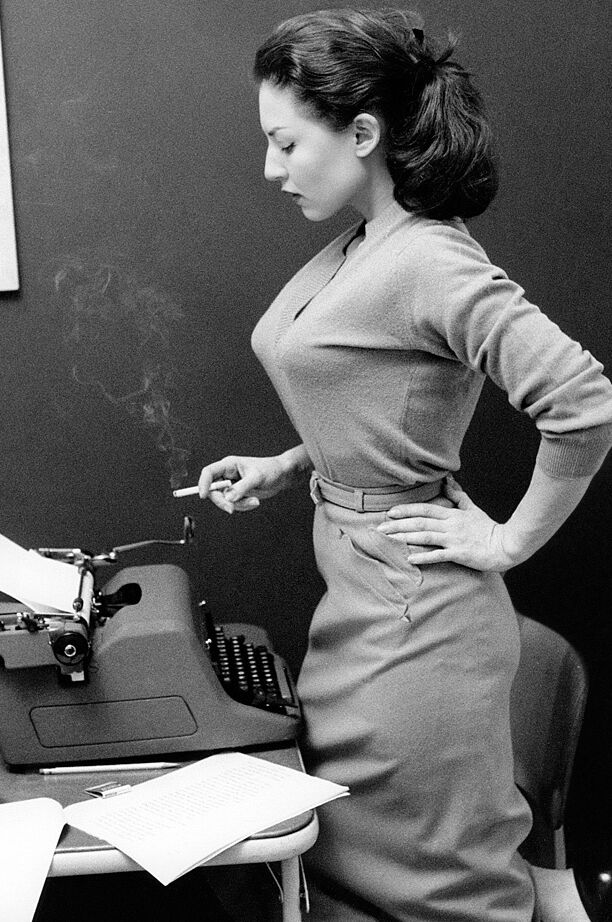 11P Alice Denham, gata da Playboy dos anos 50, exibe seus seios naturais perfeitos em um solo