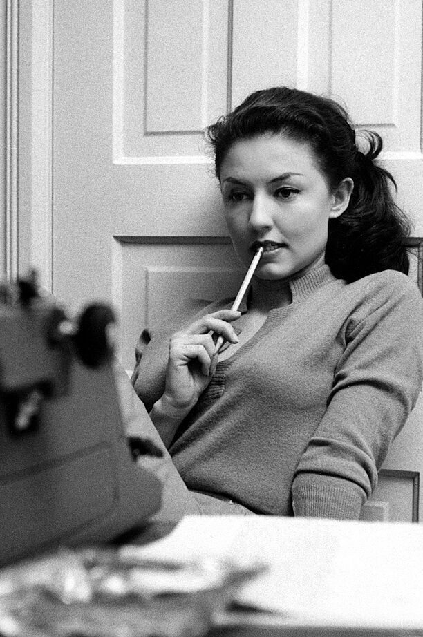 11P Alice Denham, gata da Playboy dos anos 50, exibe seus seios naturais perfeitos em um solo