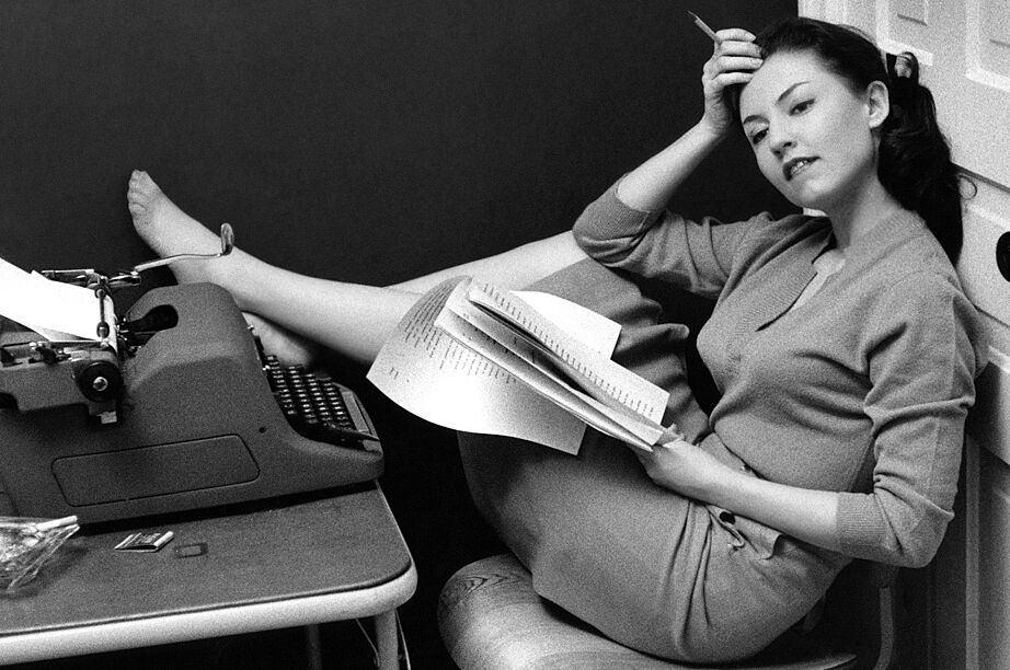 11P Alice Denham, gata da Playboy dos anos 50, exibe seus seios naturais perfeitos em um solo