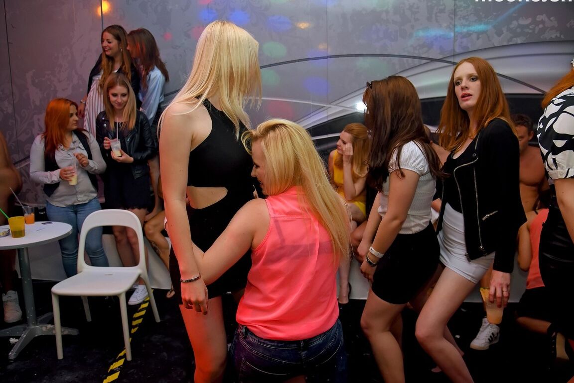 15P Garotas festeiras bebem muita bebida e começam a explodir os strippers masculinos