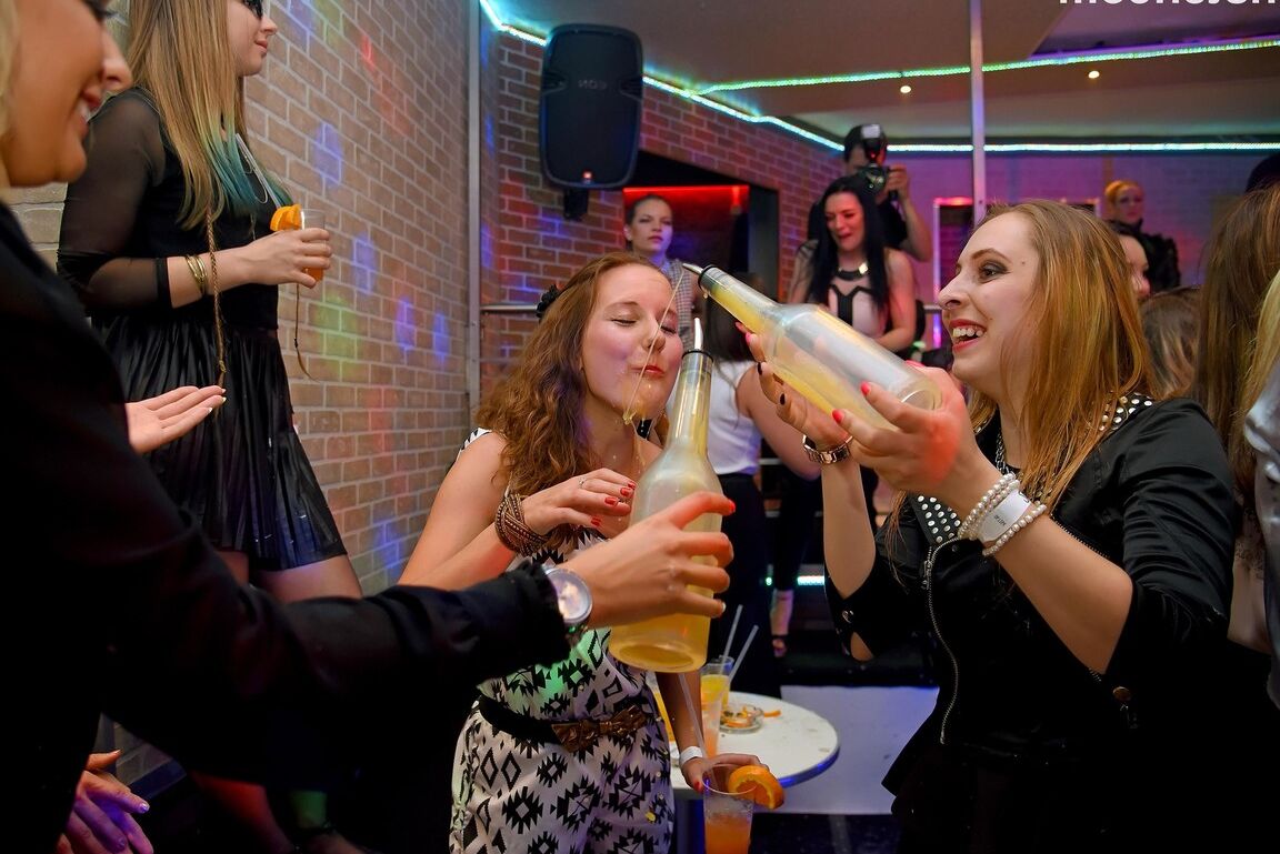 15P Garotas festeiras bebem muita bebida e começam a explodir os strippers masculinos