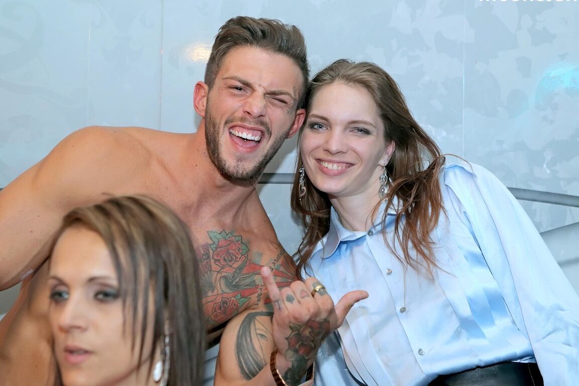 15P Garotas festeiras bebem muita bebida e começam a explodir os strippers masculinos