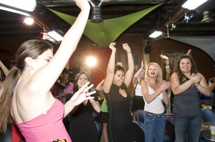 16P Garotas sexy enlouquecendo de pau na festa CFNM com malestrippers