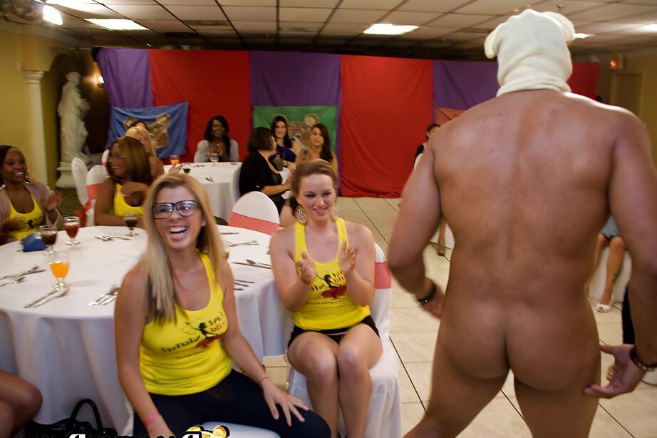 16P Senhoras fodíveis com corpos sensuais indo mal na festa selvagem do CFNM