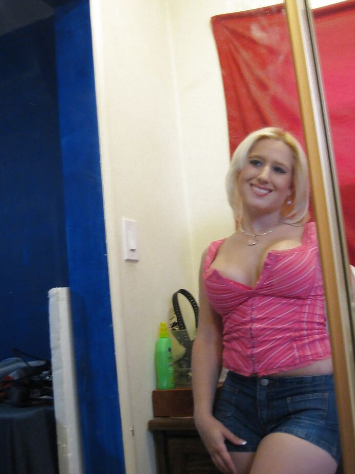 16P Gata excitada Sammie Spades exibindo seus jarros e se masturbando em sua fenda