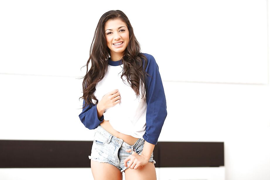 16P la novia latina Evelyn Rosa demuestra sus apetitosas golosinas