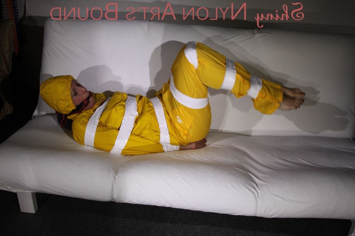 16P Regarder Pia se faire attacher et bâillonner avec du ruban adhésif et un bâillon en tissu en tenue sexy