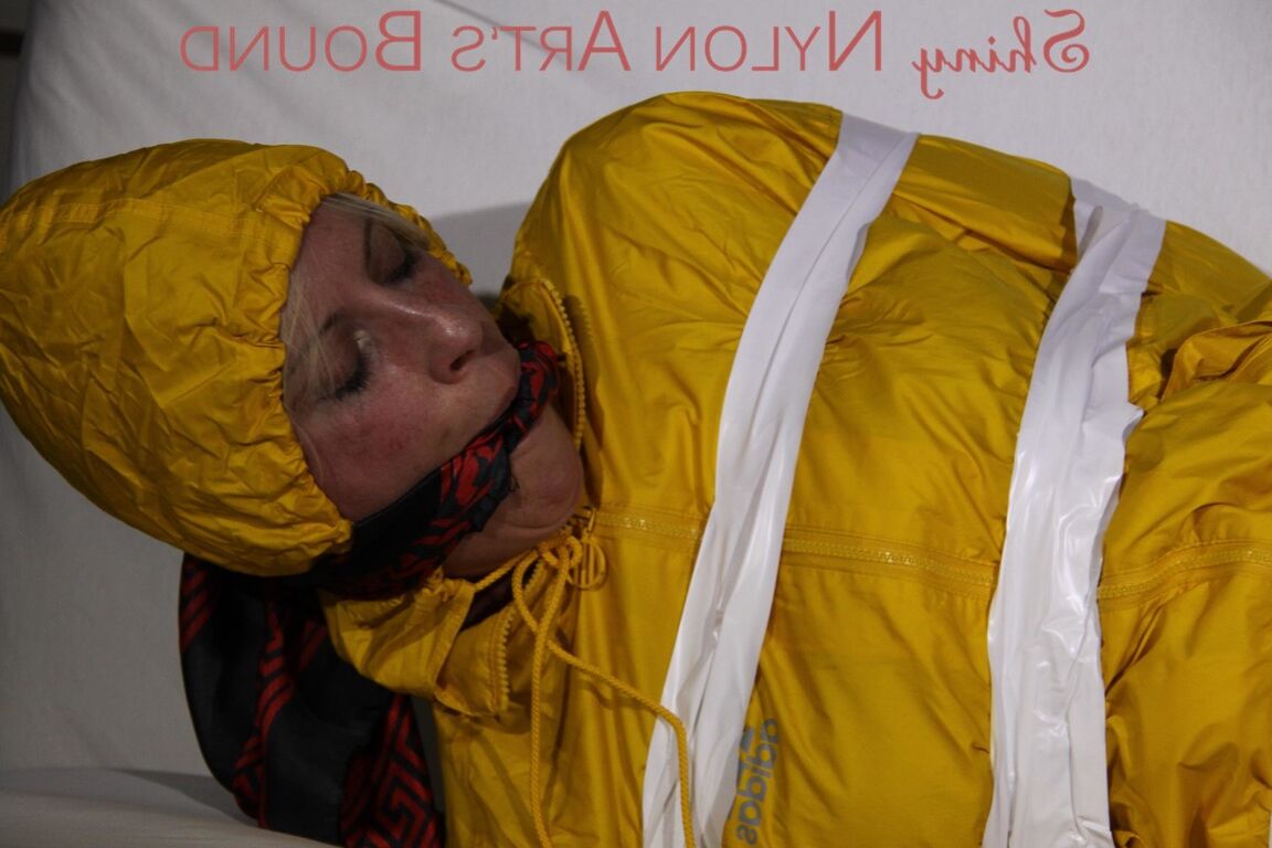 16P Regarder Pia se faire attacher et bâillonner avec du ruban adhésif et un bâillon en tissu en tenue sexy