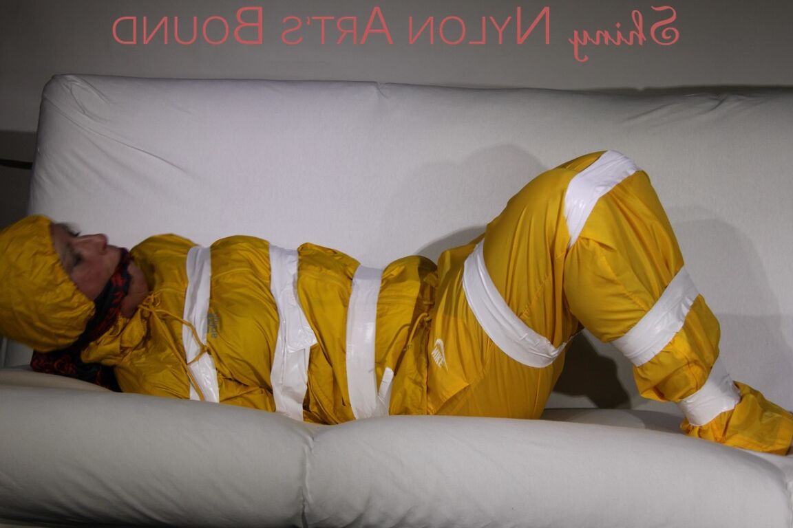 16P Regarder Pia se faire attacher et bâillonner avec du ruban adhésif et un bâillon en tissu en tenue sexy