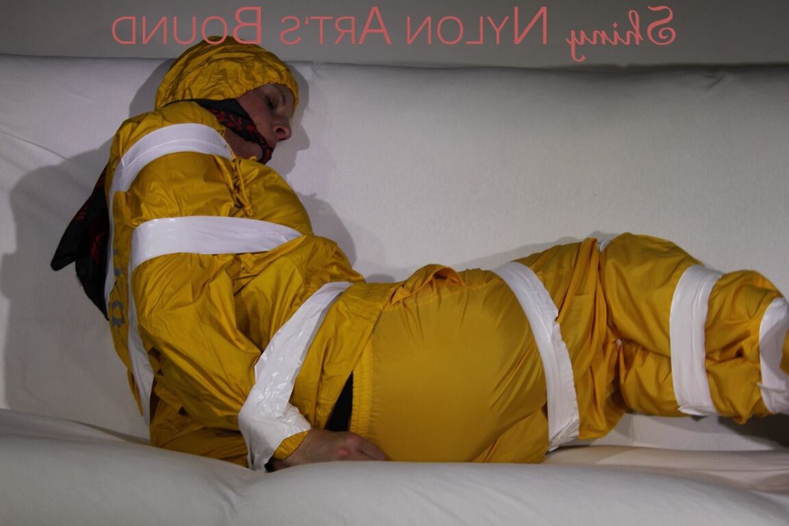 16P Regarder Pia se faire attacher et bâillonner avec du ruban adhésif et un bâillon en tissu en tenue sexy