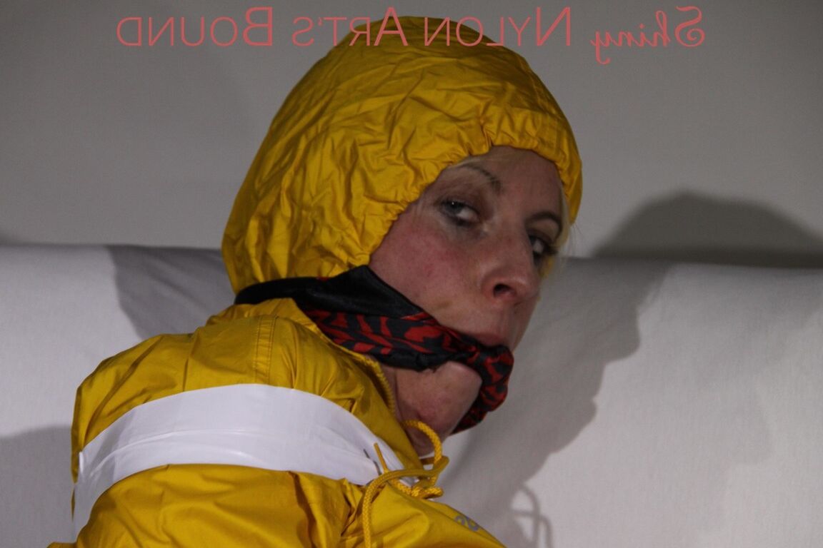 16P Regarder Pia se faire attacher et bâillonner avec du ruban adhésif et un bâillon en tissu en tenue sexy