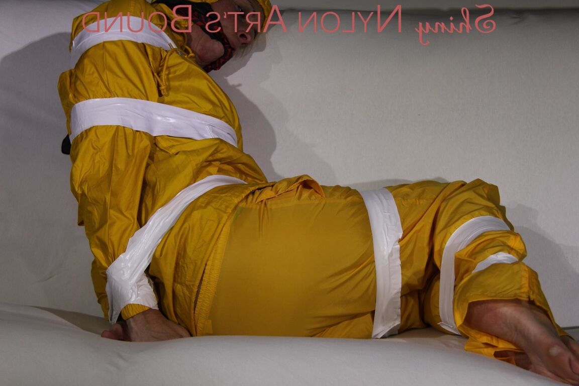 16P Regarder Pia se faire attacher et bâillonner avec du ruban adhésif et un bâillon en tissu en tenue sexy