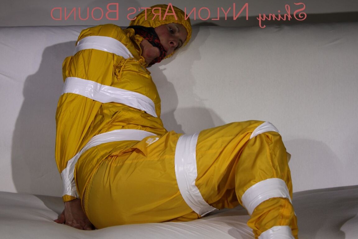 16P Regarder Pia se faire attacher et bâillonner avec du ruban adhésif et un bâillon en tissu en tenue sexy