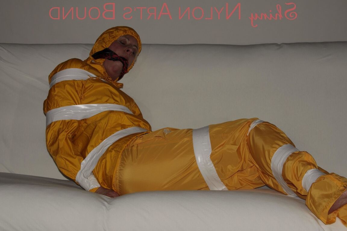 16P Regarder Pia se faire attacher et bâillonner avec du ruban adhésif et un bâillon en tissu en tenue sexy