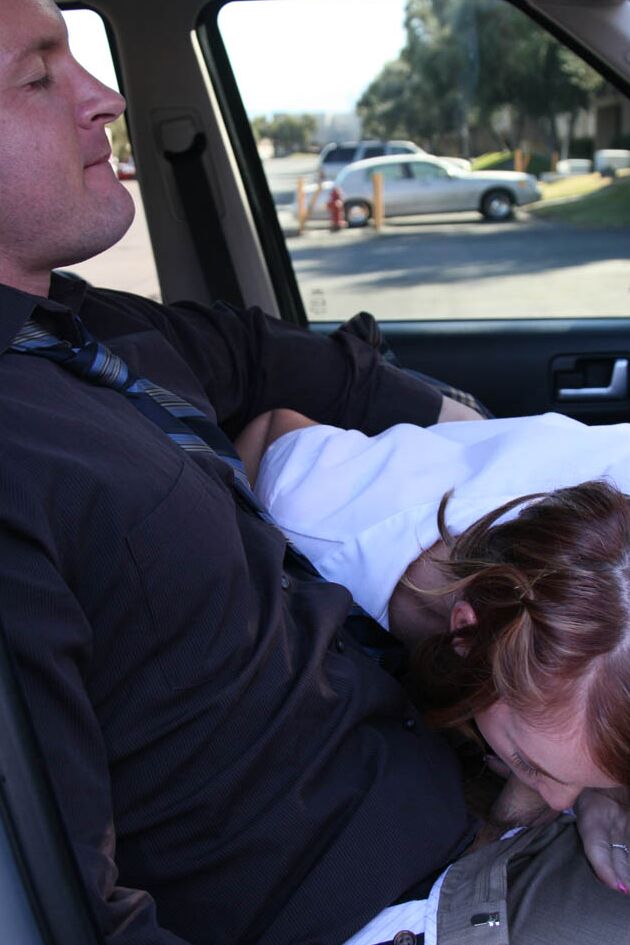 21P A estudante sexy Dani Jensen sopra um pau duro no carro antes de ser fodida