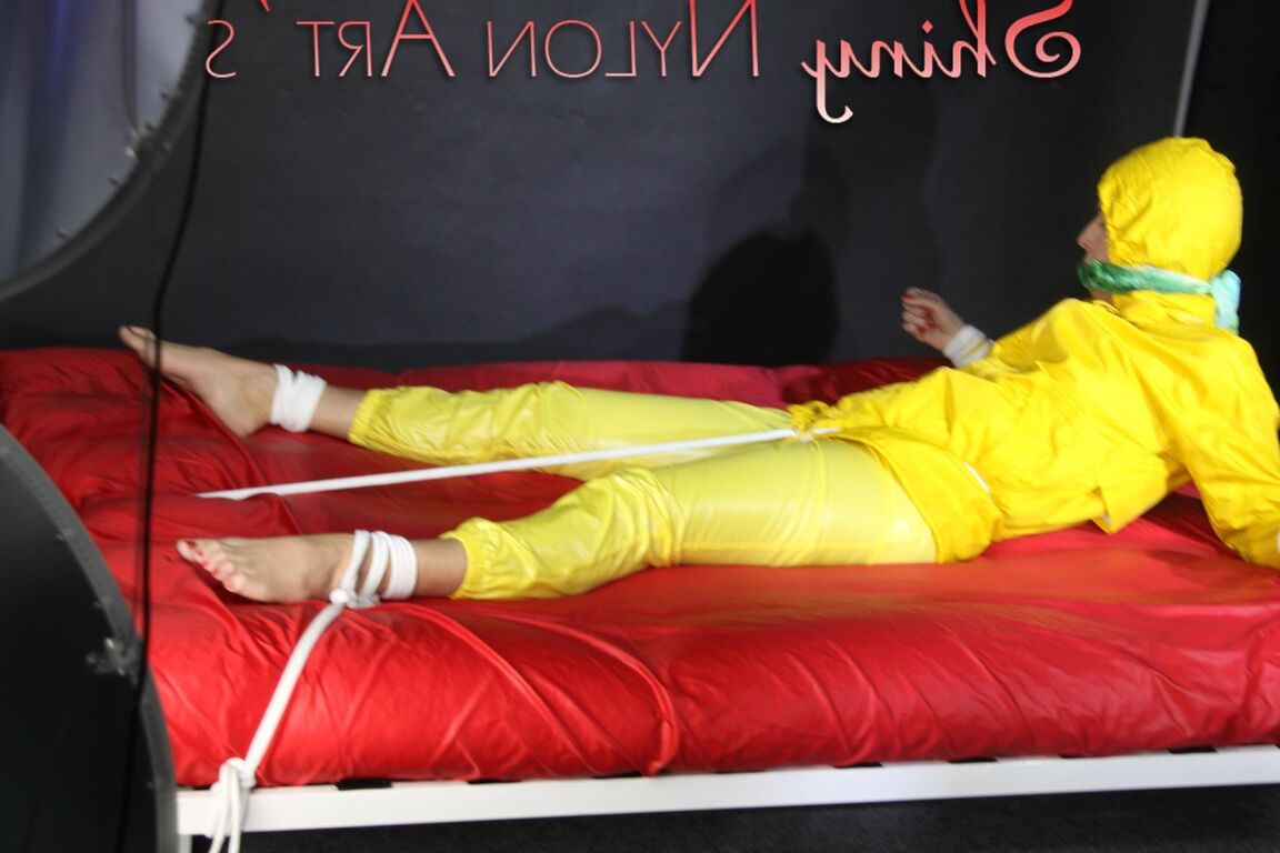 16P Regarder la sexy Pia se faire attacher et bâillonner avec des cordes sur un lit et un bâillon en tissu