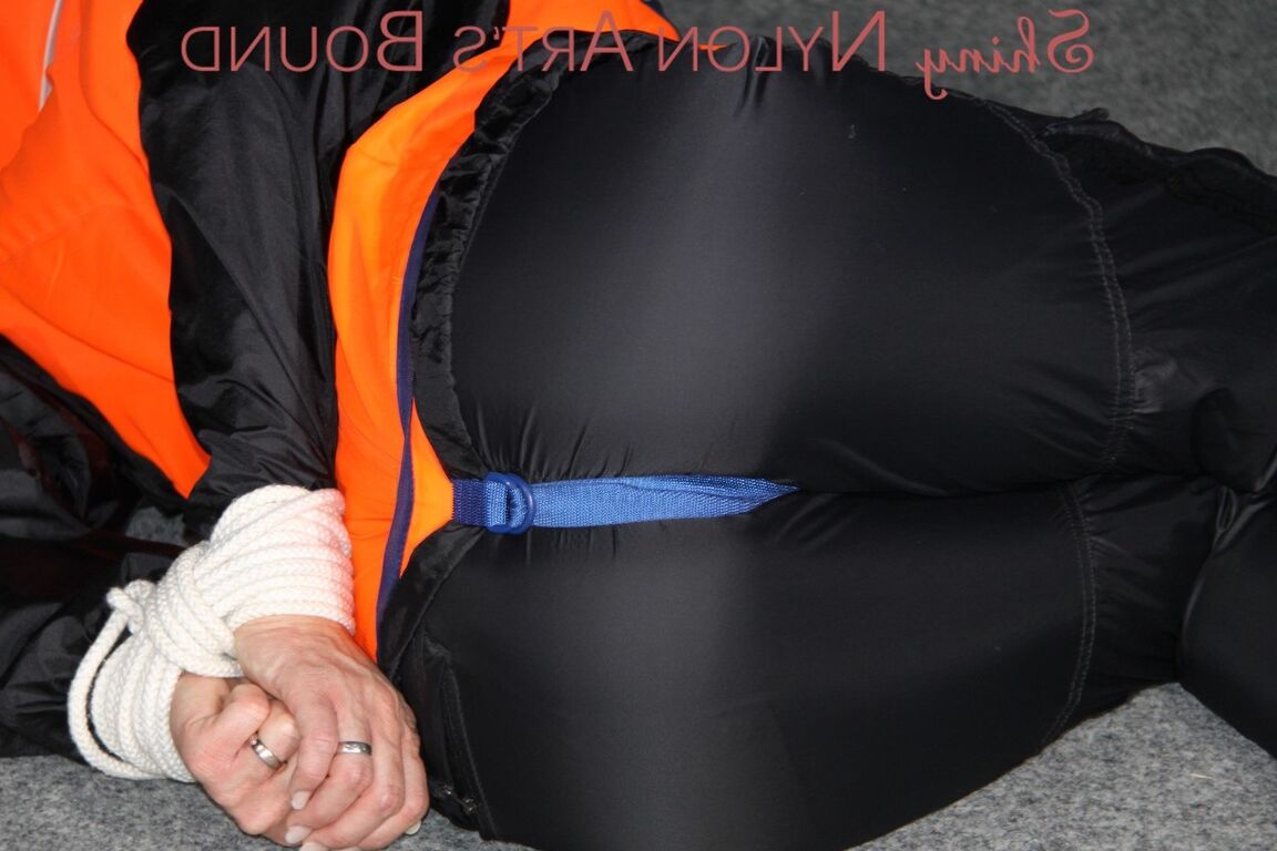 16P Viendo a Sonja luciendo una sexy combinación de ropa impermeable azul y un chaleco salvavidas