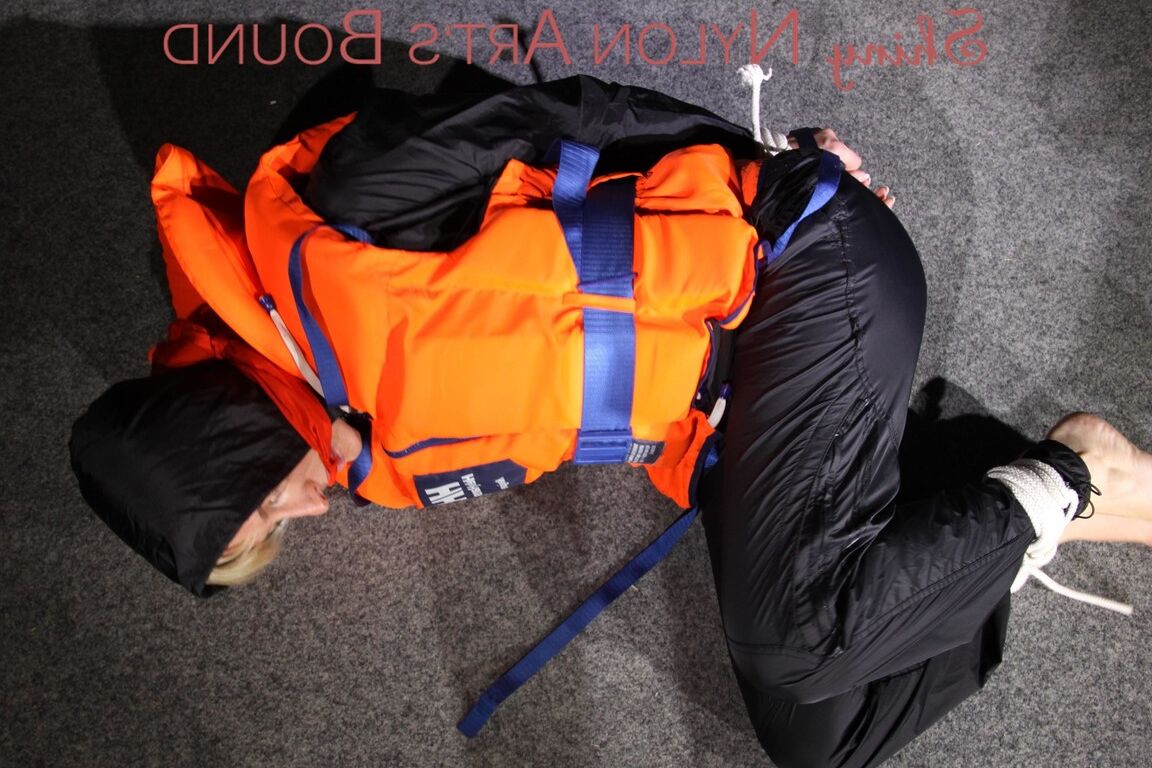 16P Viendo a Sonja luciendo una sexy combinación de ropa impermeable azul y un chaleco salvavidas