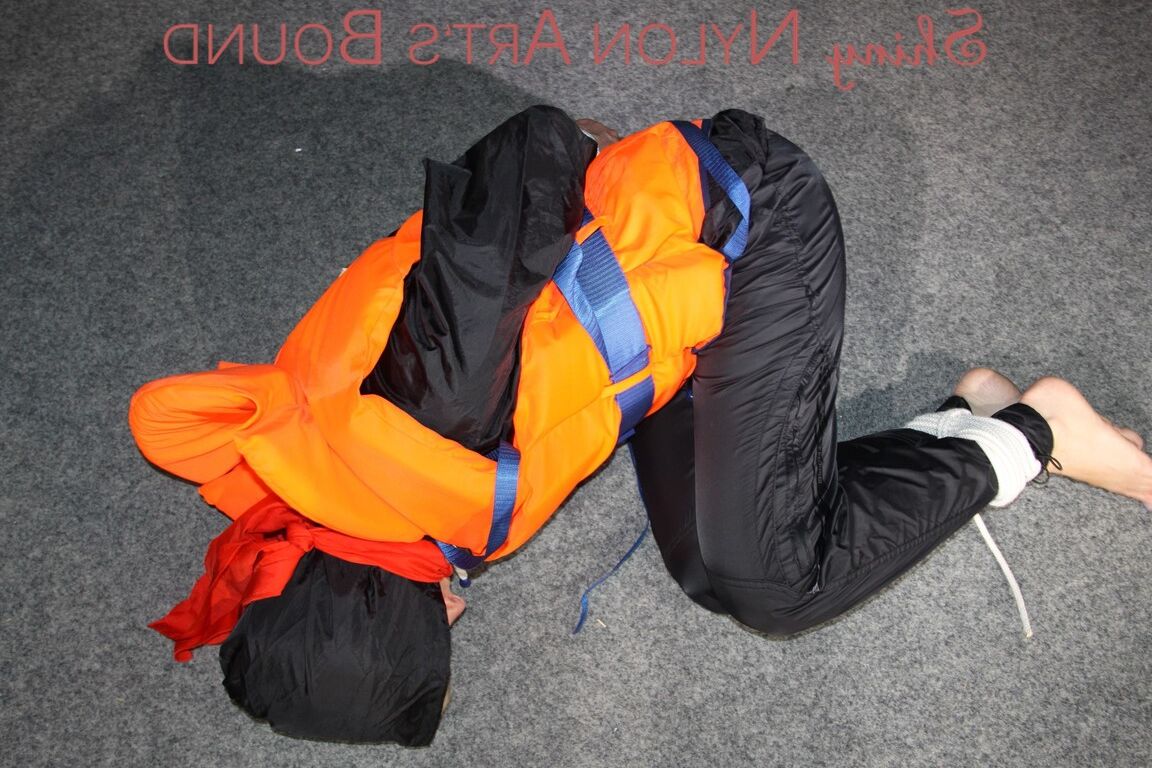 16P Viendo a Sonja luciendo una sexy combinación de ropa impermeable azul y un chaleco salvavidas