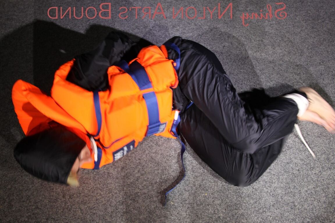 16P Viendo a Sonja luciendo una sexy combinación de ropa impermeable azul y un chaleco salvavidas